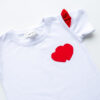 Valge pluus punaste südametega Valentine