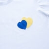 Valge pluus südametega Ukraina toetuseks